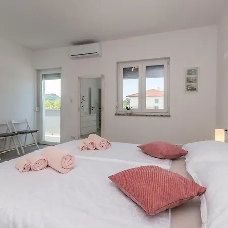 4 Bedroom Cozy In Donja Jagodnja