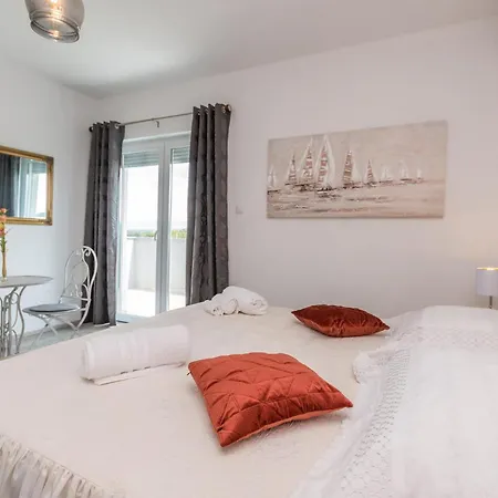 4 Bedroom Cozy In Holiday home *