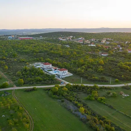 4 Bedroom Cozy In * Donja Jagodnja
