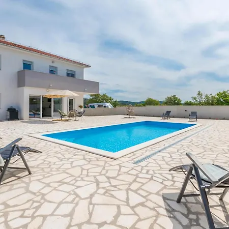 4 Bedroom Cozy In Holiday home *
