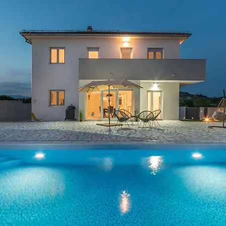 4 Bedroom Cozy In Holiday home Donja Jagodnja
