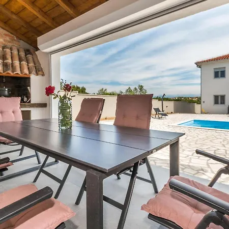 4 Bedroom Cozy In Holiday home Donja Jagodnja