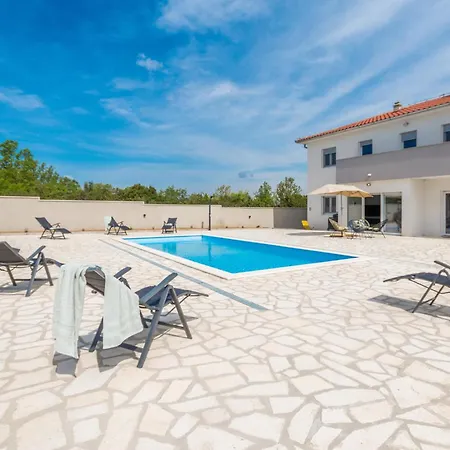 4 Bedroom Cozy In Holiday home Donja Jagodnja