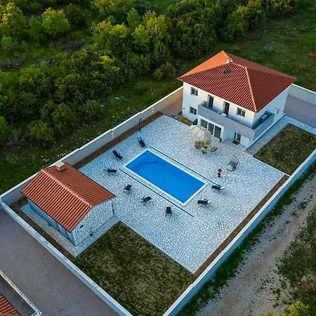 4 Bedroom Cozy In Holiday home Donja Jagodnja