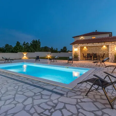 4 Bedroom Cozy In Holiday home *