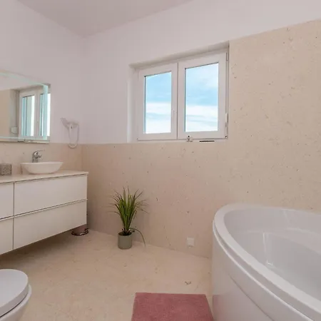 4 Bedroom Cozy In Donja Jagodnja