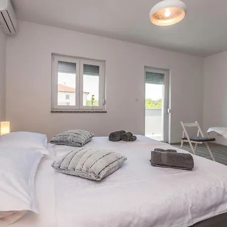 Holiday home 4 Bedroom Cozy In Donja Jagodnja