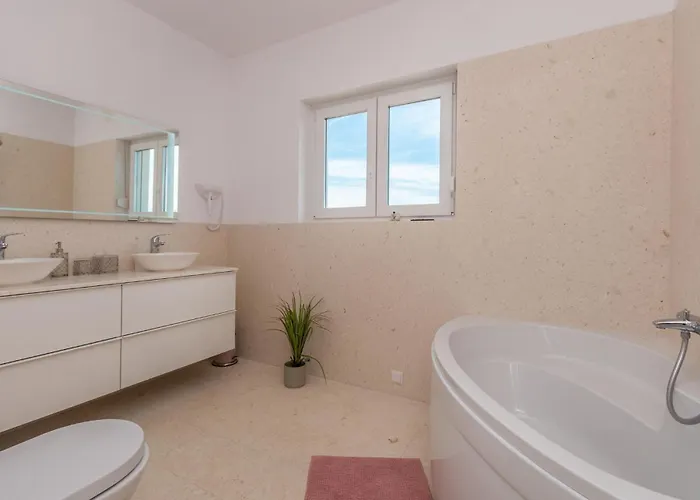 4 Bedroom Cozy In Donja Jagodnja