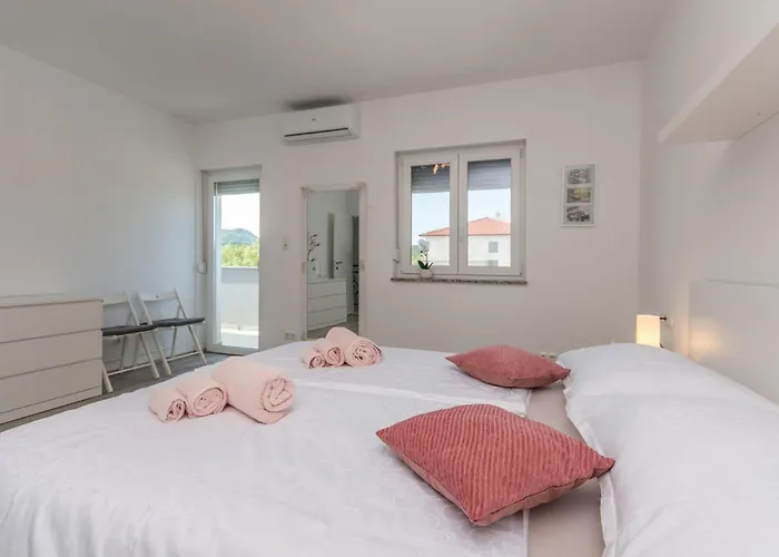 4 Bedroom Cozy In Donja Jagodnja