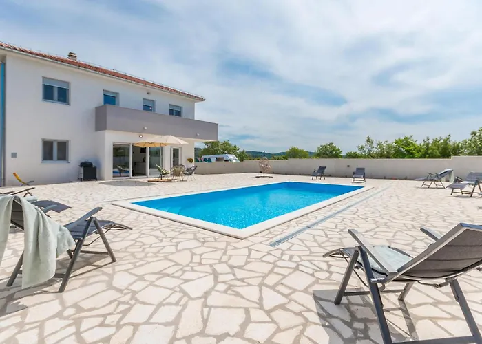 4 Bedroom Cozy In Nyaraló *