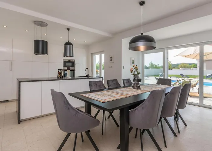 펜션 4 Bedroom Cozy In Donja Jagodnja