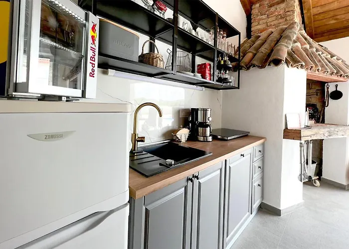 4 Bedroom Cozy In 펜션 Donja Jagodnja