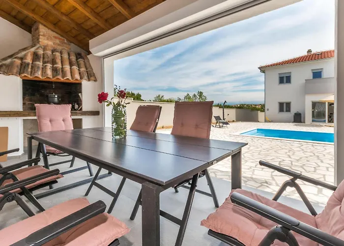 4 Bedroom Cozy In Nyaraló Donja Jagodnja