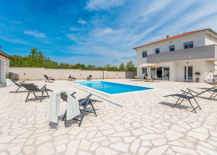 4 Bedroom Cozy In Nyaraló Donja Jagodnja