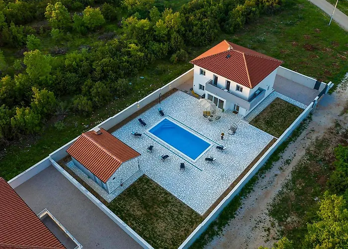 4 Bedroom Cozy In Nyaraló Donja Jagodnja