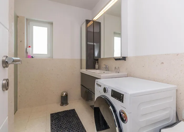 Nyaraló 4 Bedroom Cozy In Donja Jagodnja