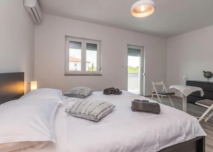 Nyaraló 4 Bedroom Cozy In Donja Jagodnja